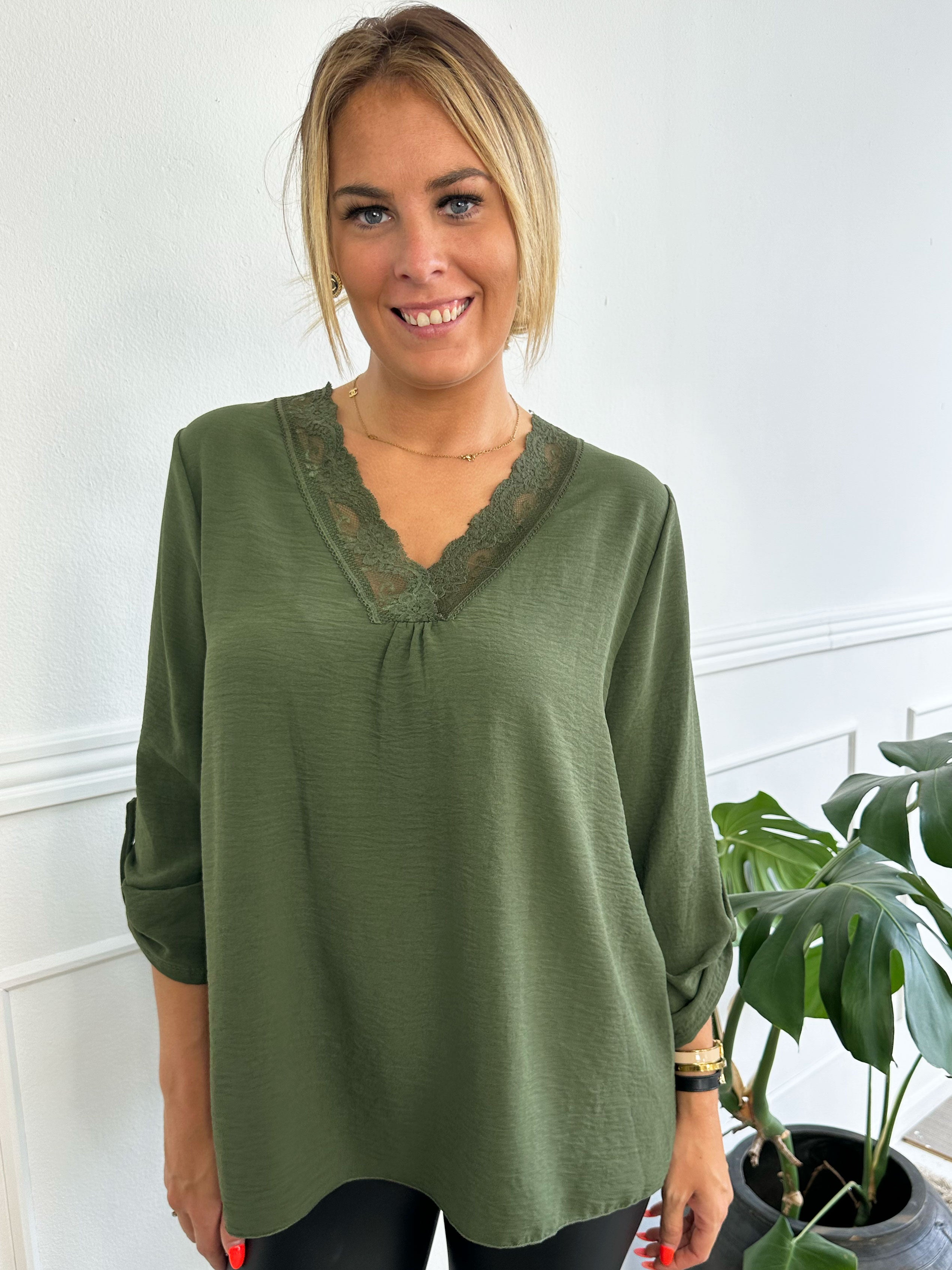 Elly Shirt - Simpel bluse med blondekant